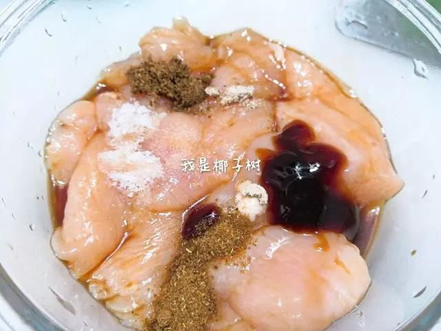 一塊雞胸肉變身一盤大雞排，步驟詳細，讓您在家吃到放心雞排