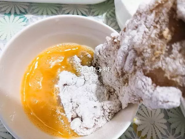 一塊雞胸肉變身一盤大雞排，步驟詳細，讓您在家吃到放心雞排
