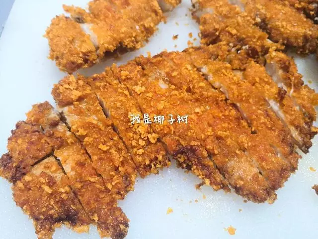 一塊雞胸肉變身一盤大雞排，步驟詳細，讓您在家吃到放心雞排