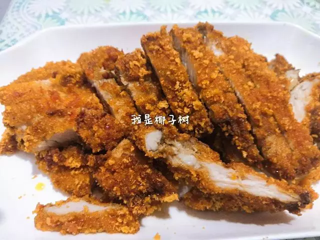 一塊雞胸肉變身一盤大雞排，步驟詳細，讓您在家吃到放心雞排