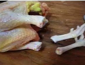 沙姜雞正宗的製作方法，色澤金黃，肉質細嫩可口！