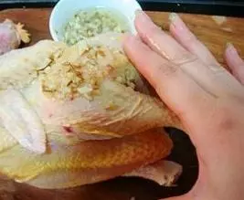 沙姜雞正宗的製作方法，色澤金黃，肉質細嫩可口！