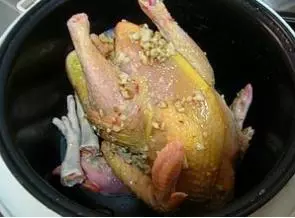 沙姜雞正宗的製作方法，色澤金黃，肉質細嫩可口！