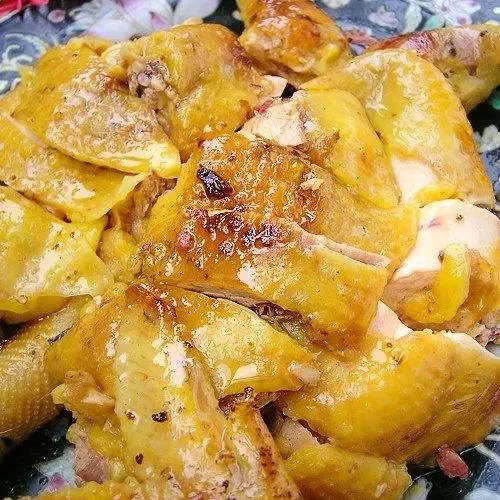 沙姜雞正宗的製作方法，色澤金黃，肉質細嫩可口！