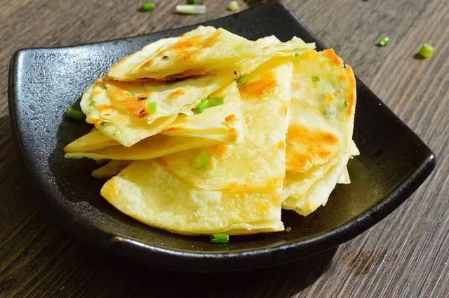 無需和面,10分鐘就能吃上酥脆噴香的蔥油餅~