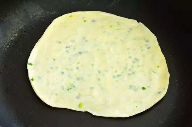 無需和面,10分鐘就能吃上酥脆噴香的蔥油餅~