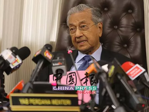 馬哈迪:這些紅身分証持有者,提出申請公民權可獲藍色身分証!