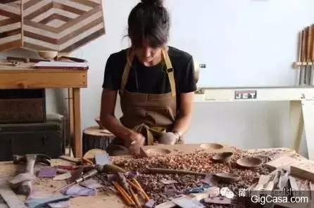 她將別人丟棄的廢木變成全世界賣斷貨的藝術品,顏值爆表卻拒當模