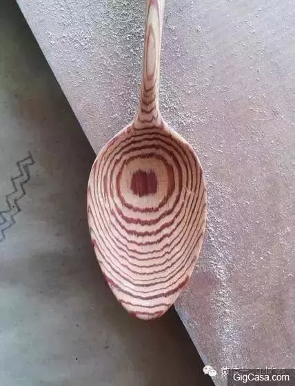 她將別人丟棄的廢木變成全世界賣斷貨的藝術品,顏值爆表卻拒當模