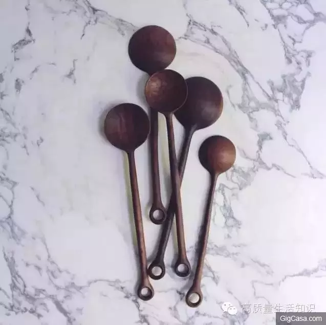 她將別人丟棄的廢木變成全世界賣斷貨的藝術品,顏值爆表卻拒當模