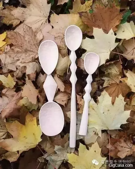 她將別人丟棄的廢木變成全世界賣斷貨的藝術品,顏值爆表卻拒當模