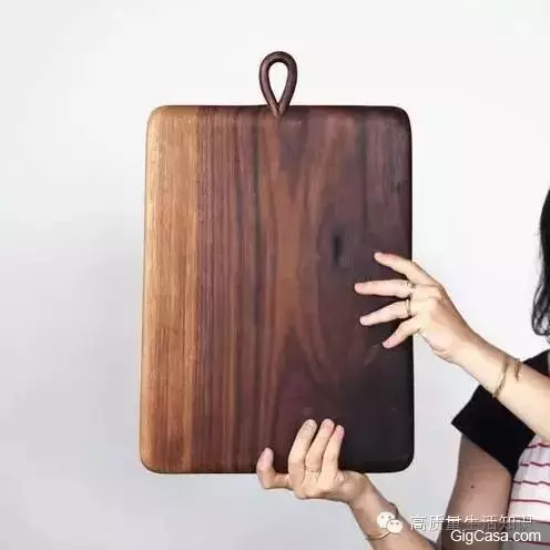 她將別人丟棄的廢木變成全世界賣斷貨的藝術品,顏值爆表卻拒當模