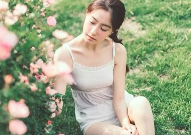 姑娘每天給乞丐一枚硬幣,堅持一年,結婚看到來人,她樂開了花