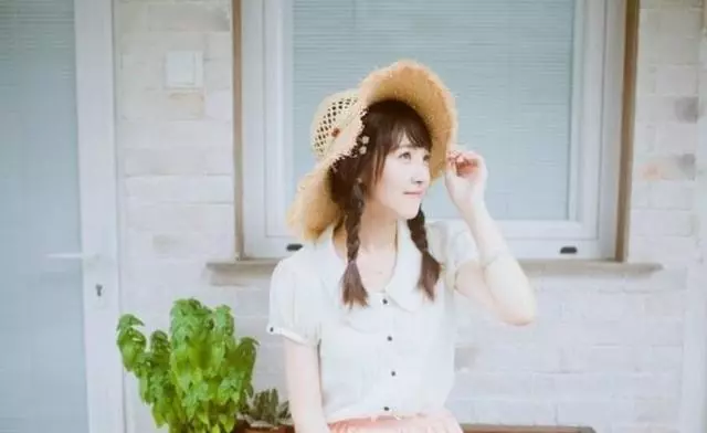 姑娘每天給乞丐一枚硬幣,堅持一年,結婚看到來人,她樂開了花