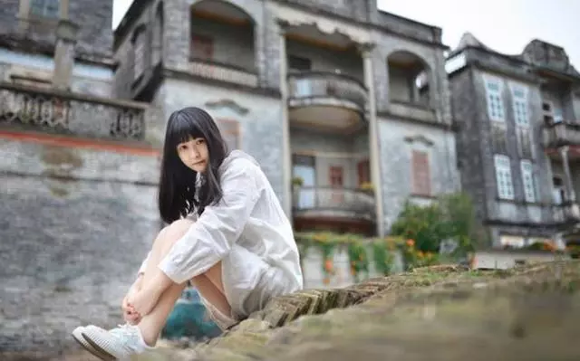 姑娘每天給乞丐一枚硬幣,堅持一年,結婚看到來人,她樂開了花