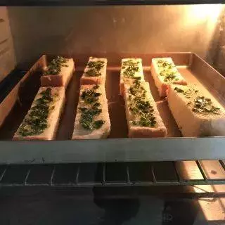 吐司剩下的邊角料還能這樣做?酥脆香甜,比薯片還好吃!