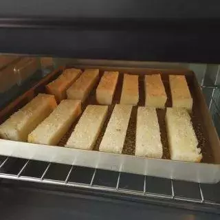 吐司剩下的邊角料還能這樣做?酥脆香甜,比薯片還好吃!