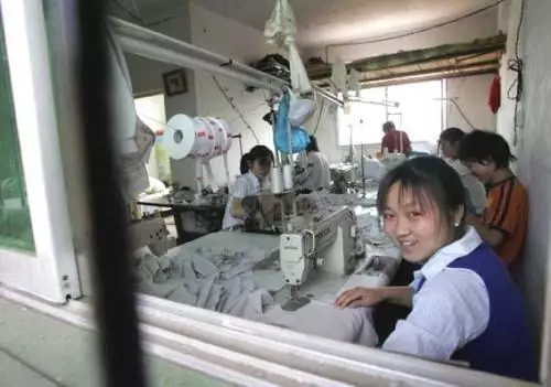 不顧家人反對嫁給農村人,表妹笑我沒出息,三年後她在我面前哭泣