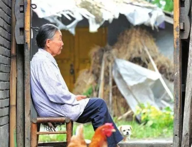 家婆嫌棄兒媳窮讓兒子和她離婚,結果看到二婚的兒媳後追悔莫及!