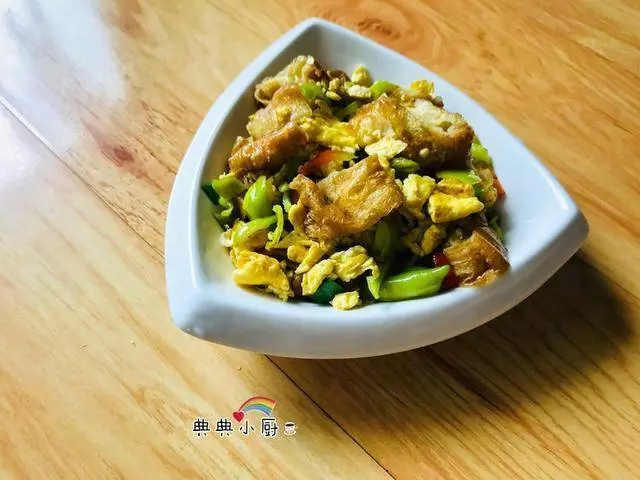 早餐的油條沒吃完,搭配雞蛋炒一炒,不僅口感好,孩子還搶著吃!