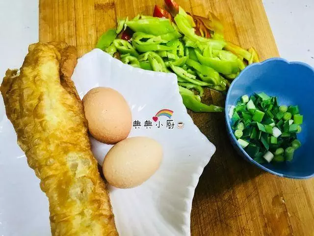 早餐的油條沒吃完,搭配雞蛋炒一炒,不僅口感好,孩子還搶著吃!