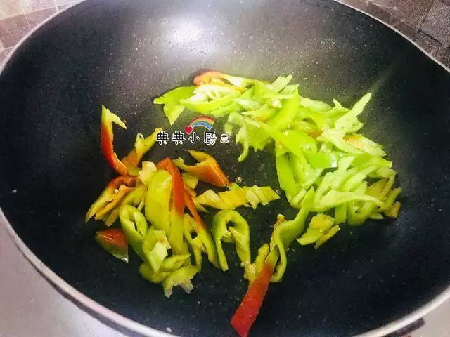 早餐的油條沒吃完,搭配雞蛋炒一炒,不僅口感好,孩子還搶著吃!