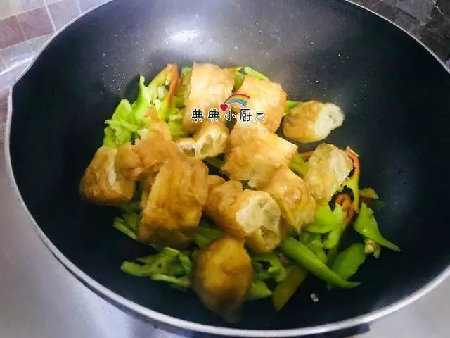 早餐的油條沒吃完,搭配雞蛋炒一炒,不僅口感好,孩子還搶著吃!