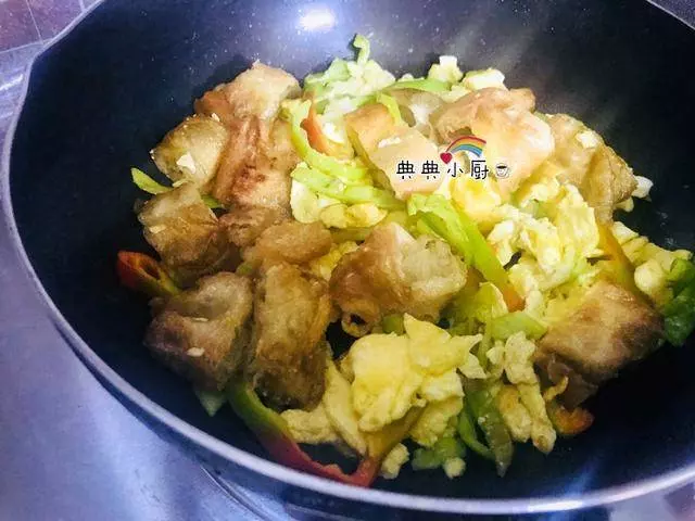 早餐的油條沒吃完,搭配雞蛋炒一炒,不僅口感好,孩子還搶著吃!