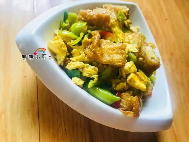 早餐的油條沒吃完,搭配雞蛋炒一炒,不僅口感好,孩子還搶著吃!