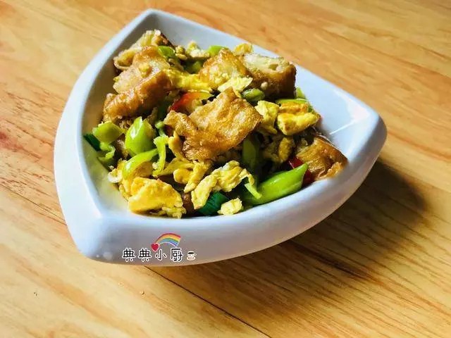 早餐的油條沒吃完,搭配雞蛋炒一炒,不僅口感好,孩子還搶著吃!