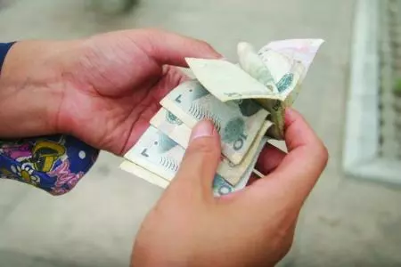 老人丟了錢變得疑神疑鬼,無辜兒媳受盡委屈,一場大雨,老人才知怪錯了人!