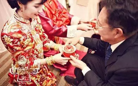 我帶女兒再婚, 前夫轉賬五千, 三年後上門看他, 推開門我哭了