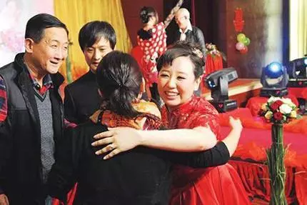 我帶女兒再婚, 前夫轉賬五千, 三年後上門看他, 推開門我哭了
