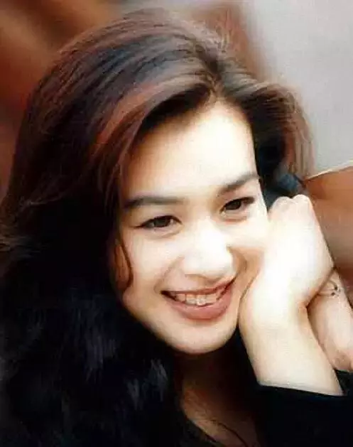 鍾麗緹23歲選美照曝光,評委居然是關之琳,網友:31歲打敗了23歲!