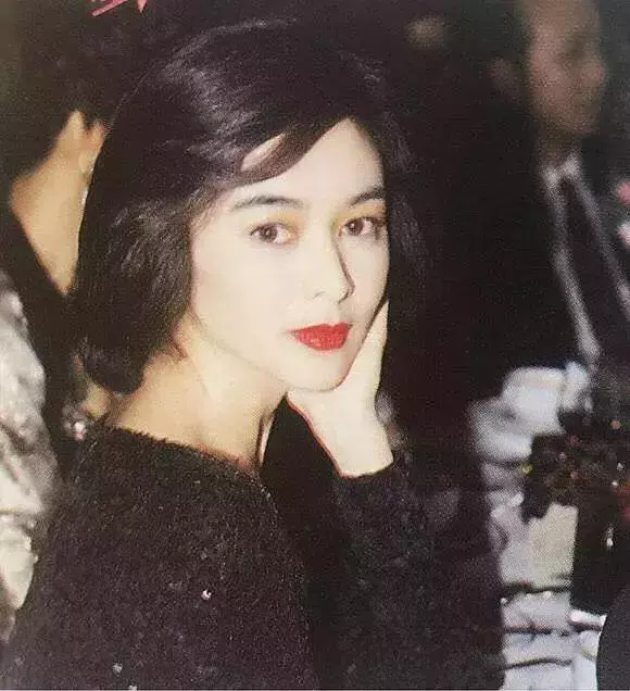 鍾麗緹23歲選美照曝光,評委居然是關之琳,網友:31歲打敗了23歲!