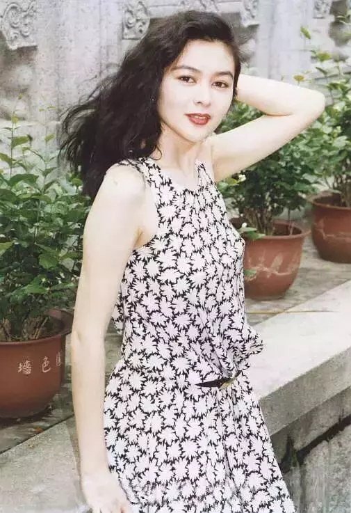 鍾麗緹23歲選美照曝光,評委居然是關之琳,網友:31歲打敗了23歲!