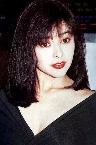 鍾麗緹23歲選美照曝光,評委居然是關之琳,網友:31歲打敗了23歲!