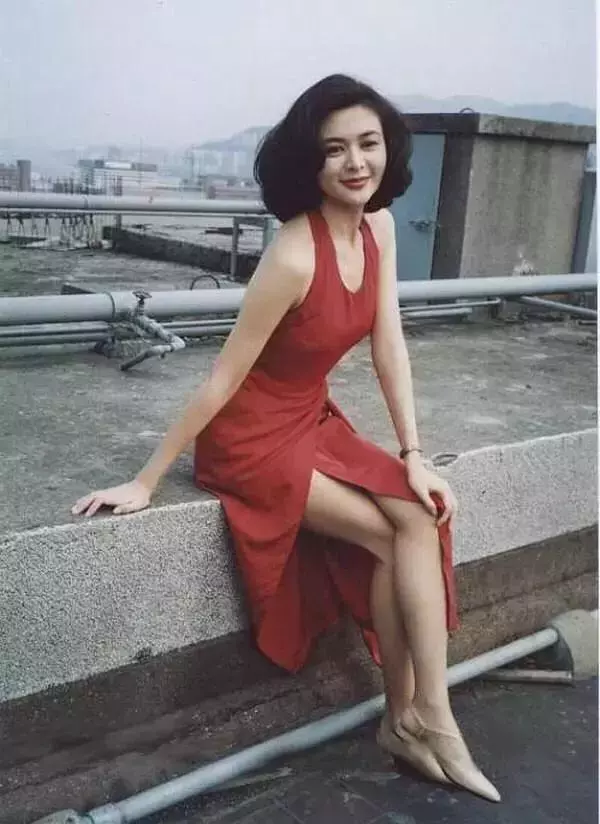鍾麗緹23歲選美照曝光,評委居然是關之琳,網友:31歲打敗了23歲!