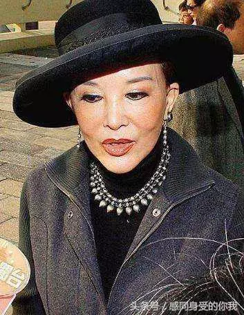 曾被譽為香江才女,姐弟戀20年如守寡,今73歲腦退化似失魂!