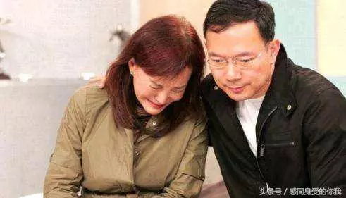 曾被譽為香江才女,姐弟戀20年如守寡,今73歲腦退化似失魂!
