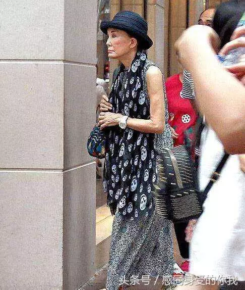 曾被譽為香江才女,姐弟戀20年如守寡,今73歲腦退化似失魂!