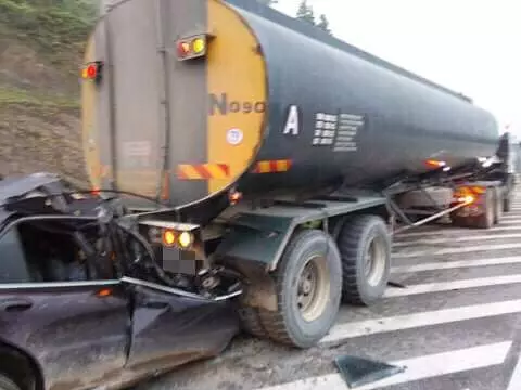 【轎車猛撞油槽羅里 華裔男子魂斷公路】