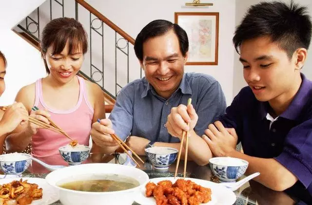 婆婆生日我遲到了,回家看了一眼垃圾桶,我帶女兒離開再也不來!