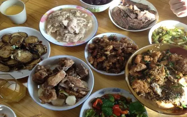 婆婆生日我遲到了,回家看了一眼垃圾桶,我帶女兒離開再也不來!