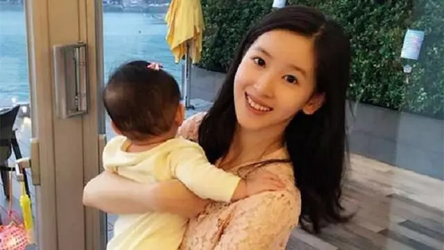 別這樣抱孩子了,傷了寶寶脊柱你還不知道,附不同月份的正確抱法