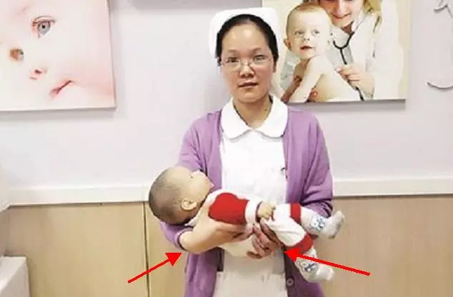 別這樣抱孩子了,傷了寶寶脊柱你還不知道,附不同月份的正確抱法