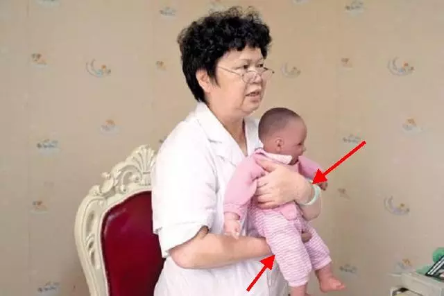 別這樣抱孩子了,傷了寶寶脊柱你還不知道,附不同月份的正確抱法