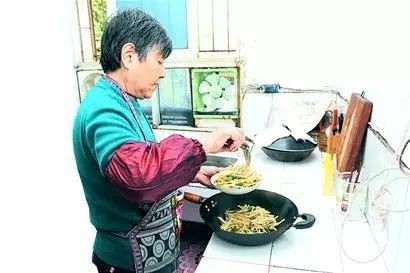 進城看兒子,兒媳打包剩菜給我吃,門口聽到對話,我感動落淚