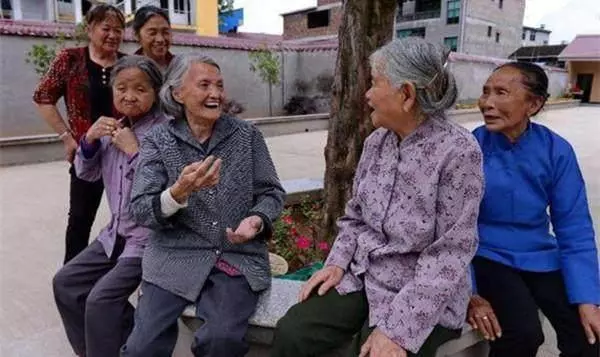 兒子娶了富豪女,卻把母親攆出家門,談判生意遇到母親,傻了