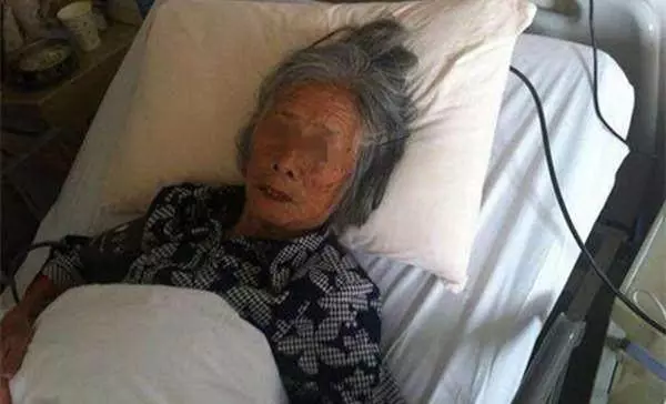 兒子娶了富豪女,卻把母親攆出家門,談判生意遇到母親,傻了